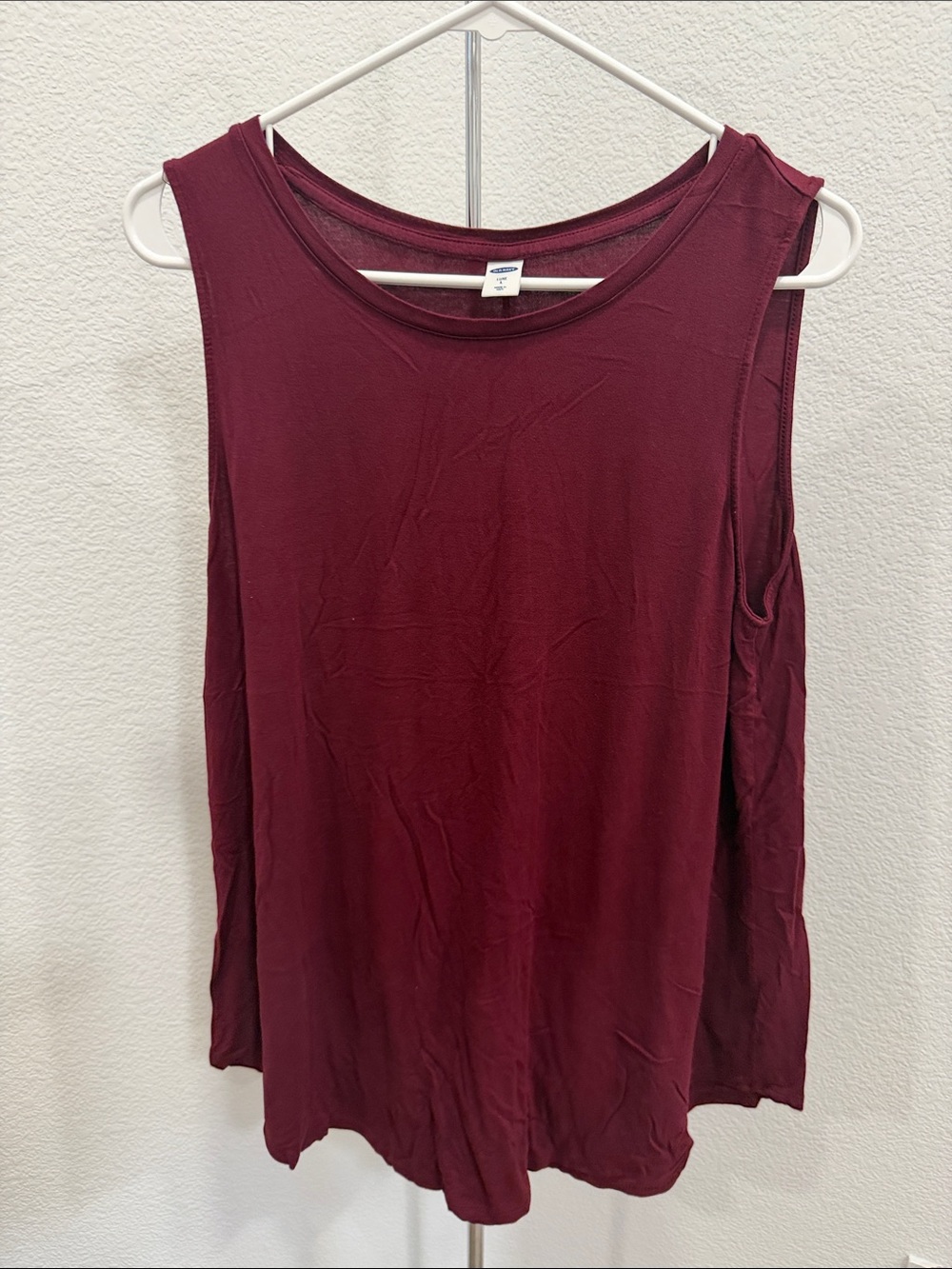 Old Navy Women's Sleeveless Tank Top in Burgundy